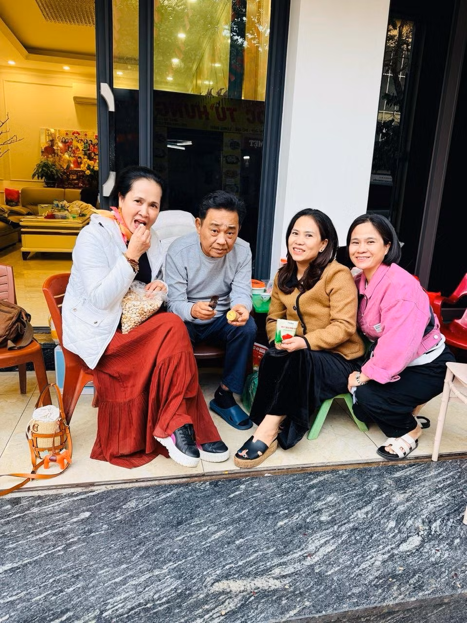 NSND Lan Hương đăng ảnh ngồi chơi cùng 'ngọc hoàng' Quốc Khánh. Ảnh: FB Lan Hương Bông