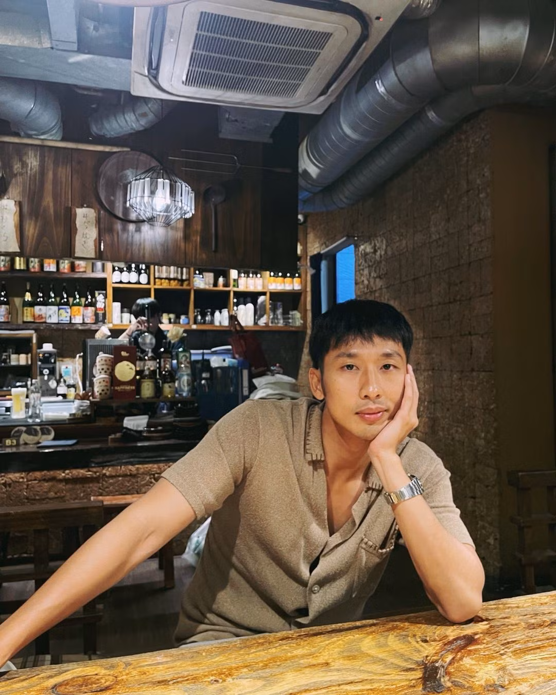 Diễn viên Tuấn Trần than thở gần đây đã lộ dấu hiệu tuổi trung niên. Ảnh: FB Tuấn Trần