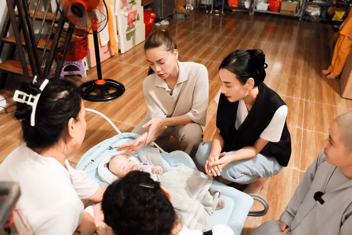 Hồ Ngọc Hà, Lê Thúy làm từ thiện tại một ngôi chùa ở Vĩnh Long dịp Trung thu. Ảnh: FB Ho Ngoc Ha