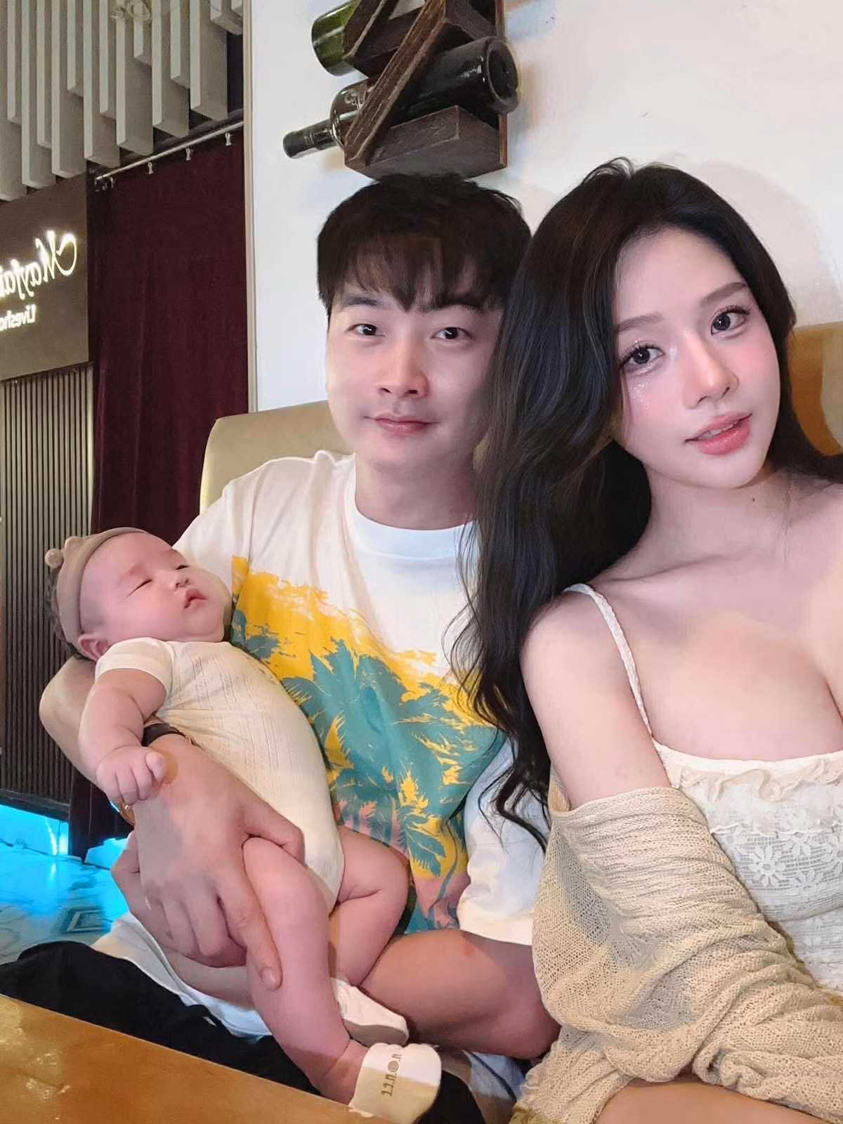 Huyền Trang (nickname Bé Chang), sinh năm 1999, vốn là một hot girl và streamer nổi tiếng với phong cách gợi cảm.