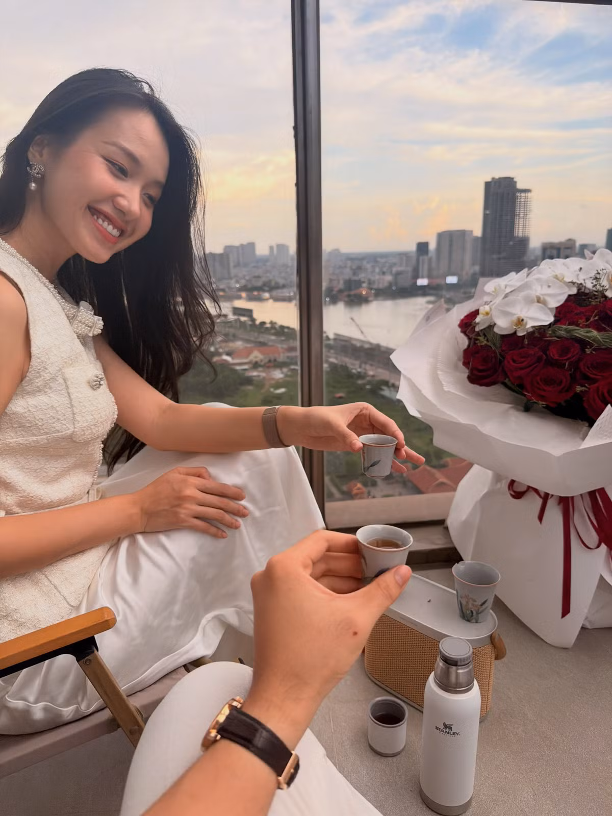Ngày 18/10, Nguyễn Hoàng Việt bất ngờ đăng tải loạt ảnh cầu hôn bạn gái Phan Anh Thư. Sau thời gian khá kín tiếng về chuyện tình cảm, cặp đôi chính thức đánh dấu mối quan hệ bằng một cột mốc mới.