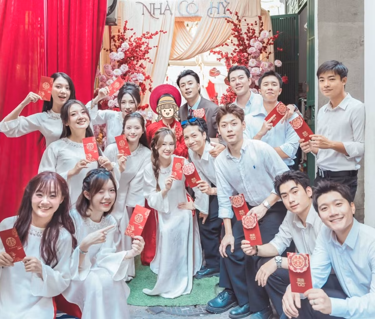 Dàn diễn viên phim "Đi giữa trời rực rỡ" cũng có mặt để chung vui và bê tráp cho đàn anh. Trong số đó có Long Vũ, Võ Hoài Vũ, Thùy Dương cùng các gương mặt quen thuộc của bộ phim, góp thêm không khí náo nhiệt cho ngày vui của cặp đôi. Ảnh: Tran Vuong Anh