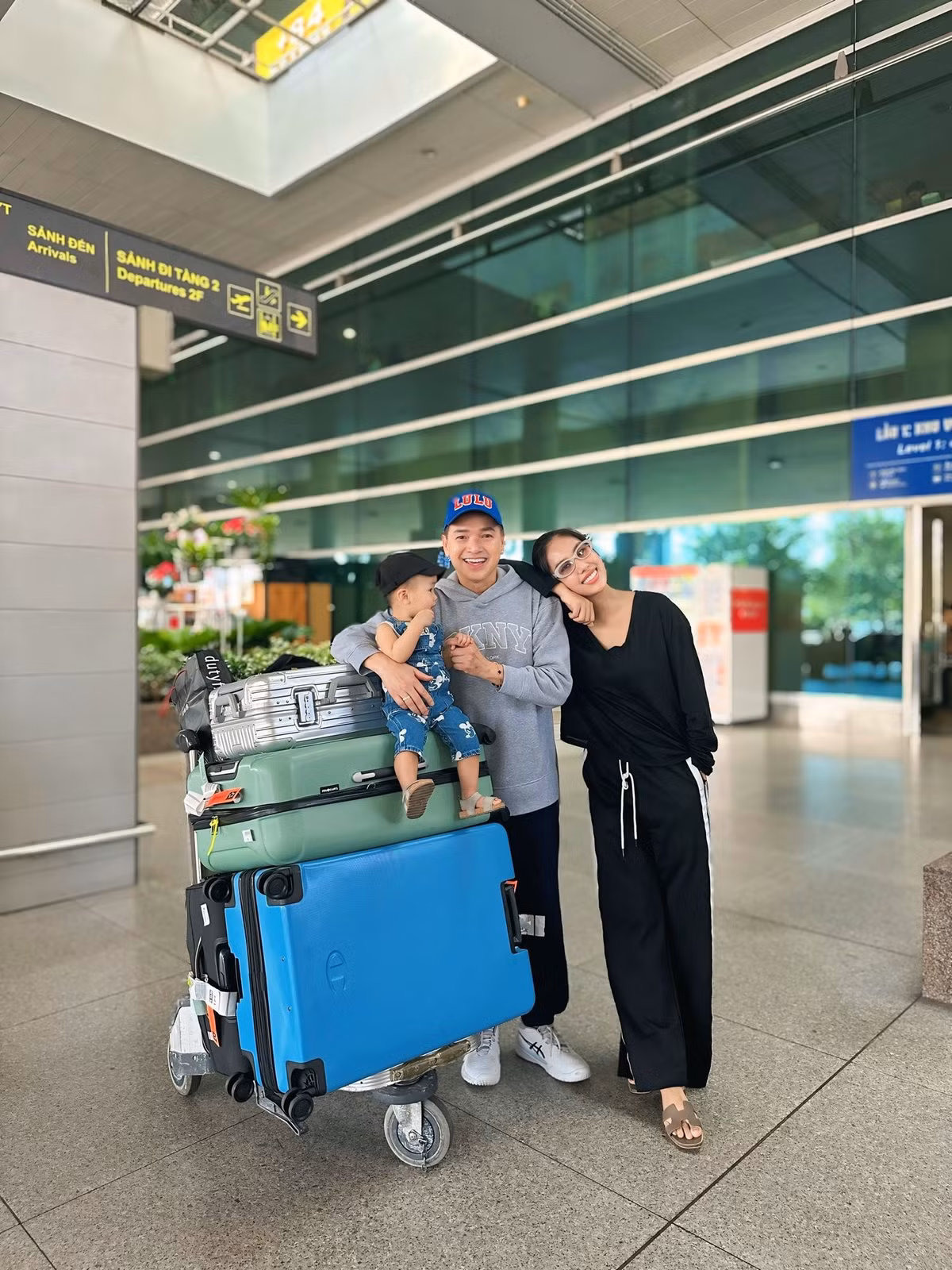 Nghệ sĩ Quang Minh khoe bạn gái 9X cùng con trai ra sân bay đón anh về nước. Ảnh: FB Quang Minh