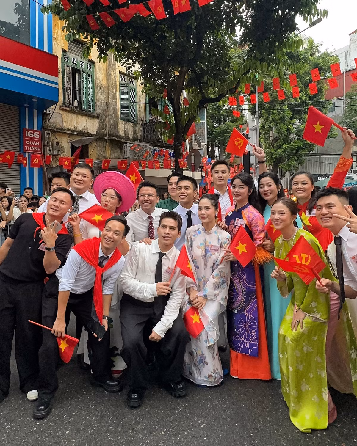 Mono chia sẻ hình ảnh chụp cùng dàn nghệ sĩ Việt trong tổng duyệt cho A80. Ảnh: FB Mono