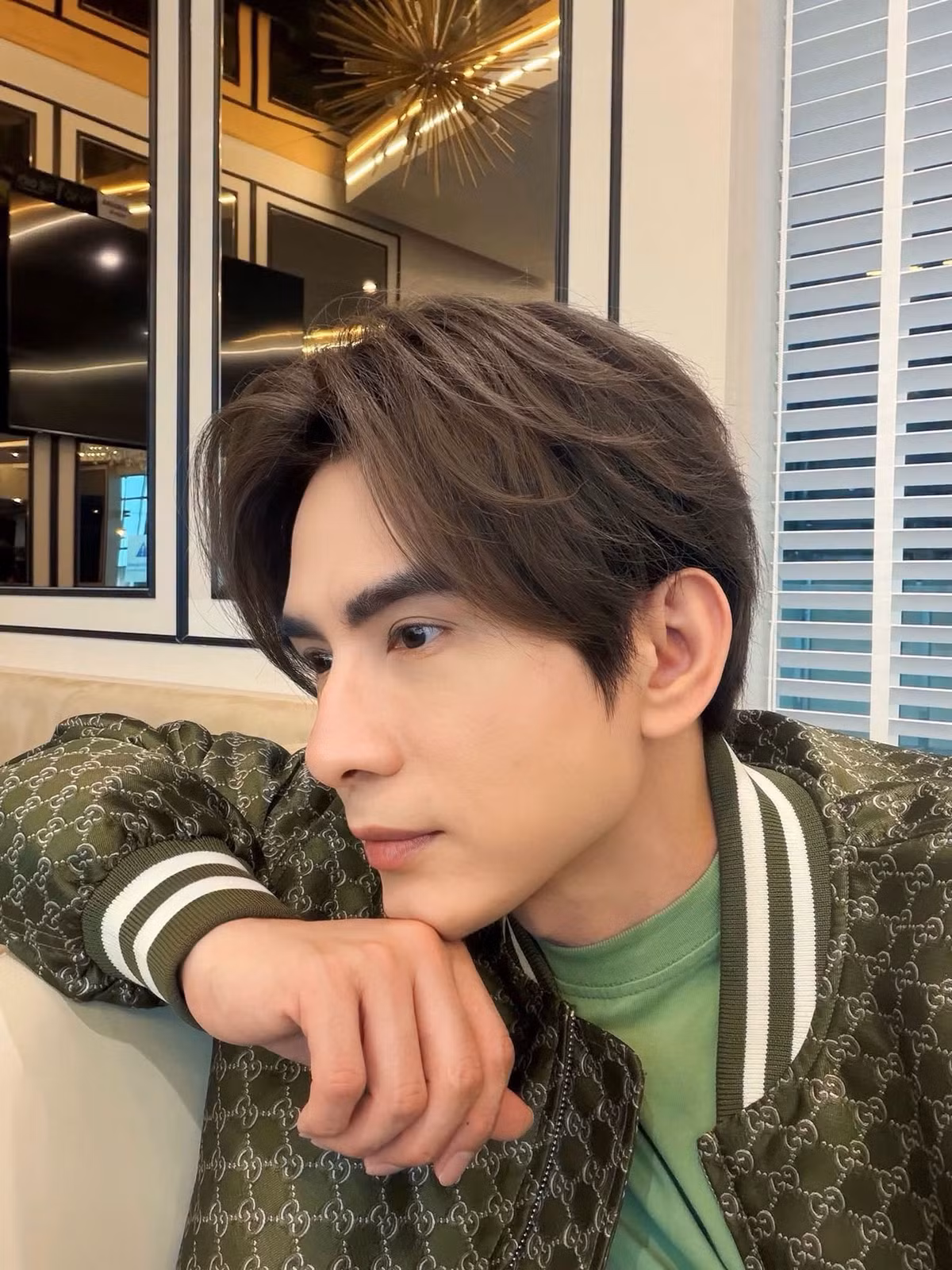 Ở tuổi ngũ tuần, Đan Trường vẫn là cái tên thường xuyên nhận được lời khen về ngoại hình trẻ trung. Gương mặt thư sinh, làn da ít nếp nhăn cùng đường nét hài hòa giúp nam ca sĩ duy trì diện mạo phong độ, khiến nhiều người khó tin anh đã bước sang tuổi 50. Ảnh: FB Đan Trường
