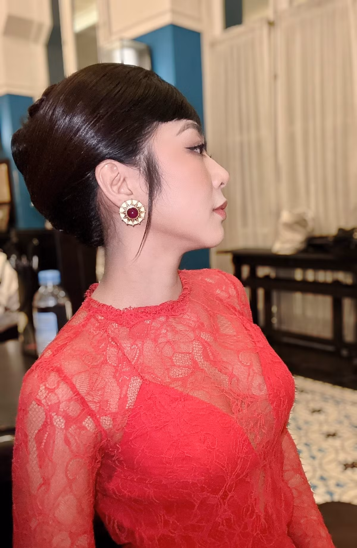 Các thiết kế váy áo xẻ tà hay chất liệu xuyên thấu được cô nàng ưu ái, giúp khoe trọn bờ vai trần mảnh mai.
