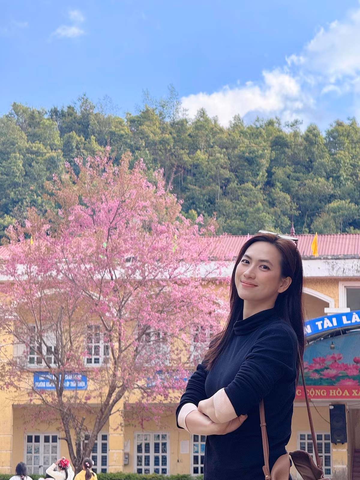 Trên trang cá nhân, cô thường xuyên khoe cận mặt mộc, tự tin để lộ nhan sắc không tì vết.