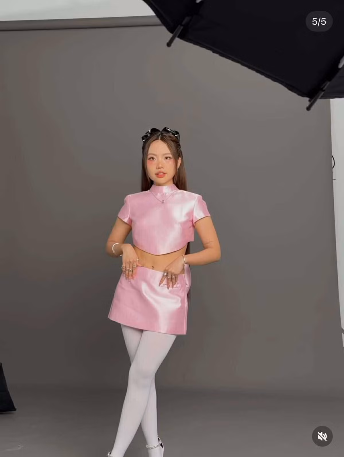 Dù không hở quá đà, nhưng outfit của Phương Mỹ Chi vẫn đủ khiến netizen “dậy sóng” vì khác xa hình ảnh kín đáo, nhẹ nhàng mà công chúng từng quen thuộc.