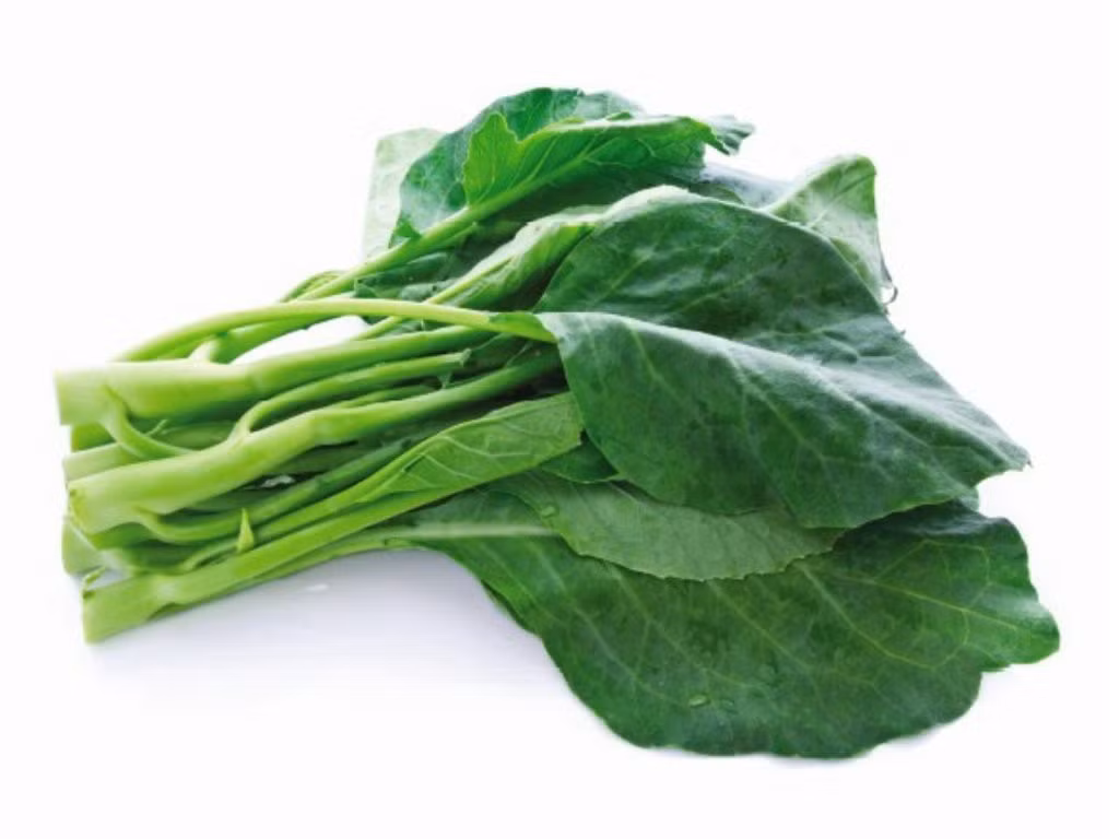 Rau cải rổ giàu vitamin K và các dưỡng chất thiết yếu. Lá cải rổ khá dày nên thường phù hợp với các phương pháp chế biến như hấp, luộc, xào hoặc nấu canh. Có thể thái nhỏ rồi xào nhanh với tỏi hoặc nấu cùng thịt, tôm. Nếu lá già, nên loại bỏ phần gân cứng hoặc nấu lâu hơn một chút để rau mềm và dễ ăn. Ảnh: Bách hoá Xanh