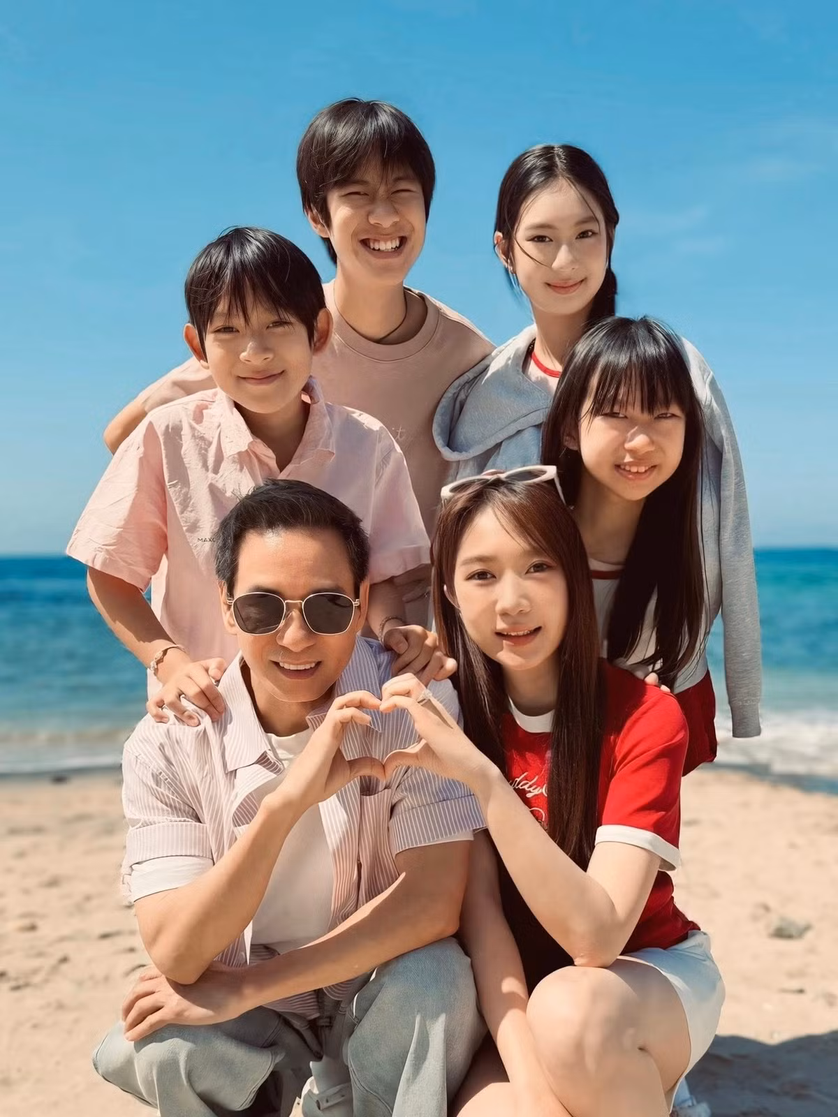 Chuyện tình của Lý Hải và Minh Hà cũng từng nhận được nhiều sự quan tâm từ khán giả. Hai người quen nhau thông qua công việc khi Minh Hà còn là sinh viên. Thời điểm ấy, Lý Hải đã là ca sĩ nổi tiếng với hàng loạt bản hit đình đám, còn Minh Hà gây ấn tượng bởi ngoại hình nổi bật cùng thành tích học tập đáng nể.