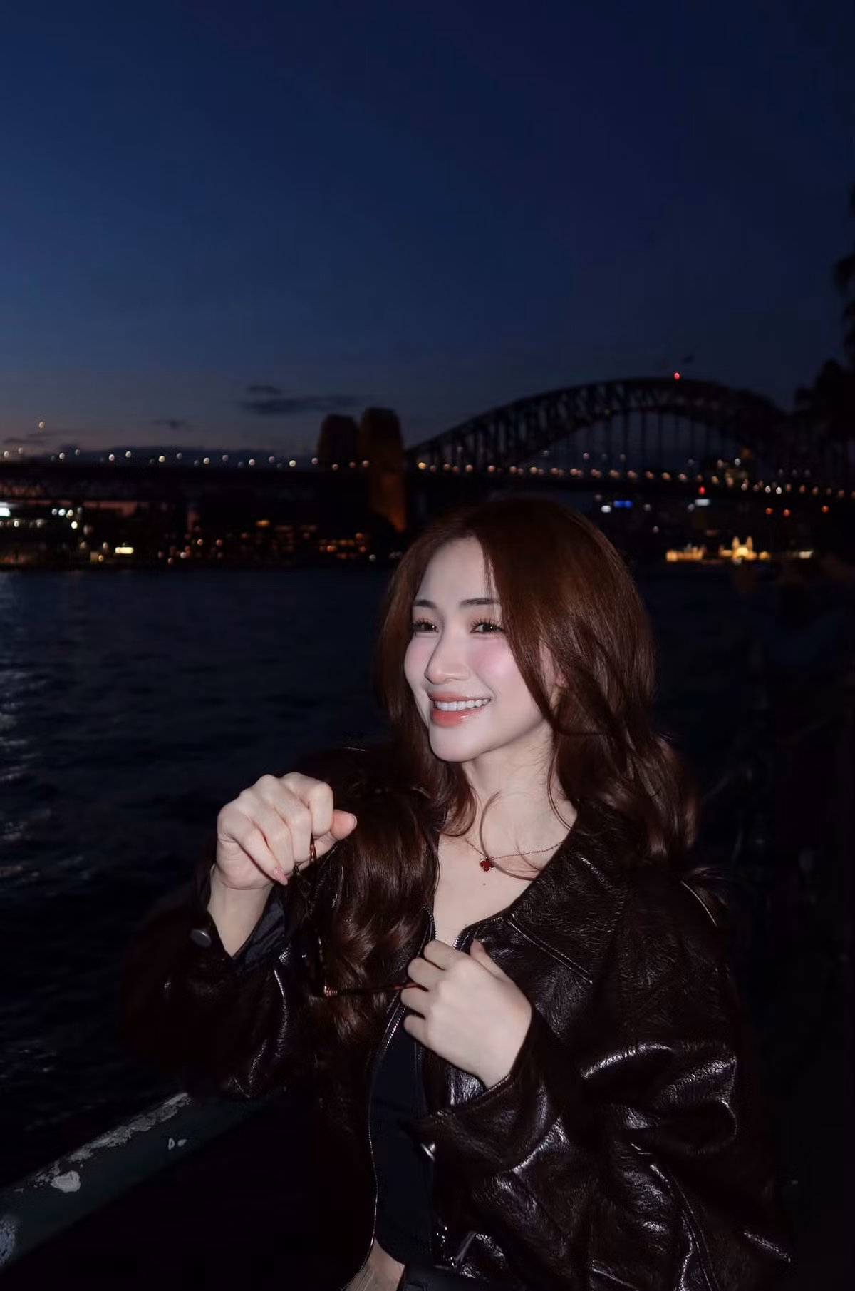 Cách phối trang phục trẻ trung giúp nữ ca sĩ tạo cảm giác năng động, ngọt ngào nhưng vẫn phù hợp với hình ảnh của một người phụ nữ trưởng thành. Ảnh: FB Hoà Minzy