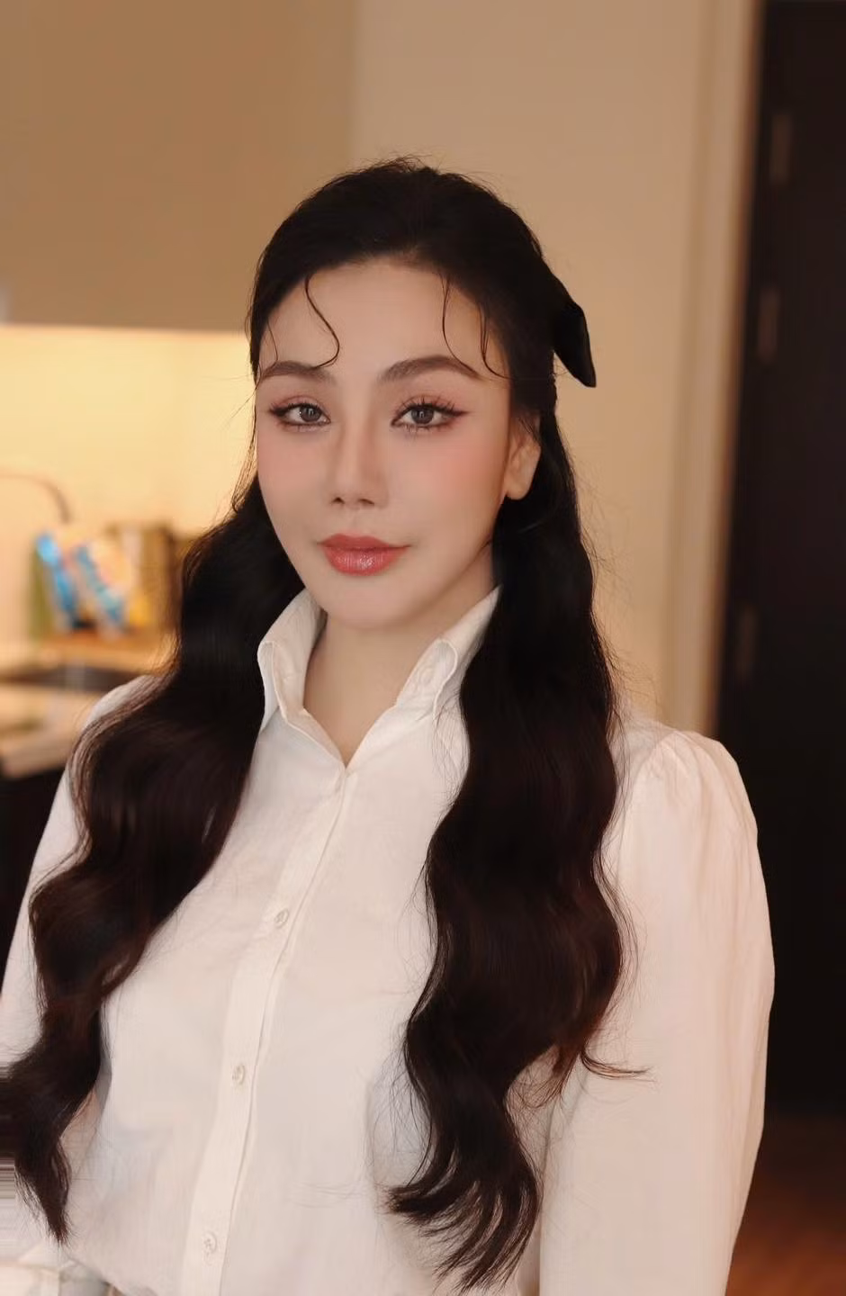 Gương mặt sưng phù, chiếc cằm nhọn bất thường,... từng khiến Hồ Quỳnh Hương nhận về không ít lời bàn tán tiêu cực. Ảnh: FB Hồ Quỳnh Hương