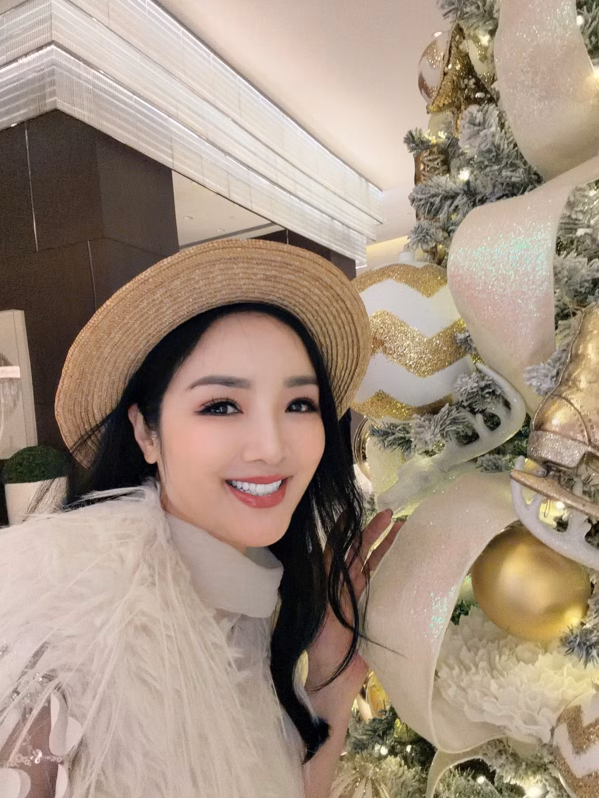 Cô làm mẹ đơn thân nhiều năm, có một cô con gái xinh đẹp tên Anh Sa rất giống mẹ.