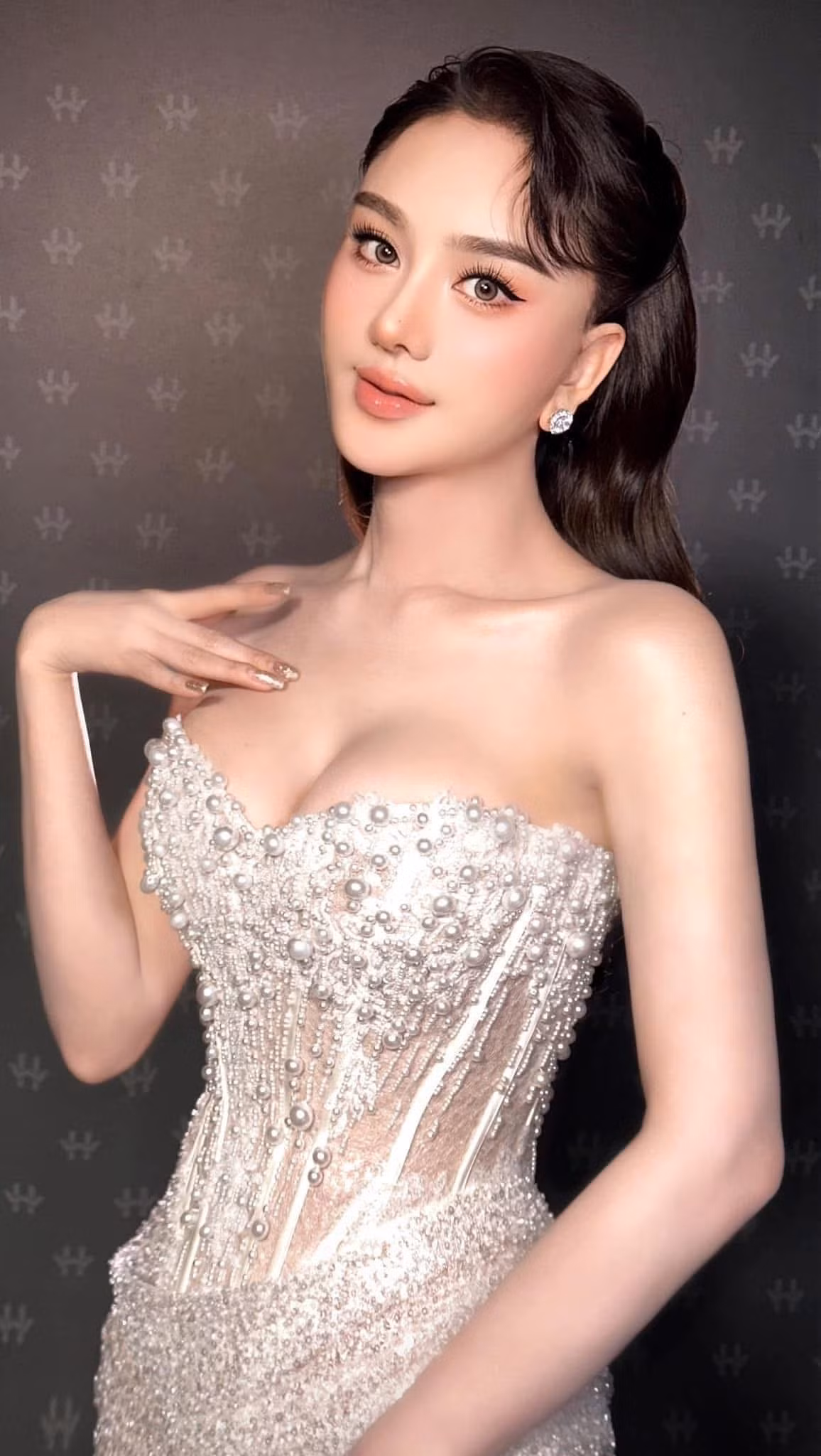 Sau khi chuyển giới, Lâm Khánh Chi vẫn ca hát, tham gia gameshow, talkshow và xây dựng thương hiệu cá nhân. Cô thường chia sẻ việc đầu tư mạnh cho nhan sắc, chi hàng trăm triệu mỗi năm để làm đẹp. Ảnh: FB Lâm Khánh Chi