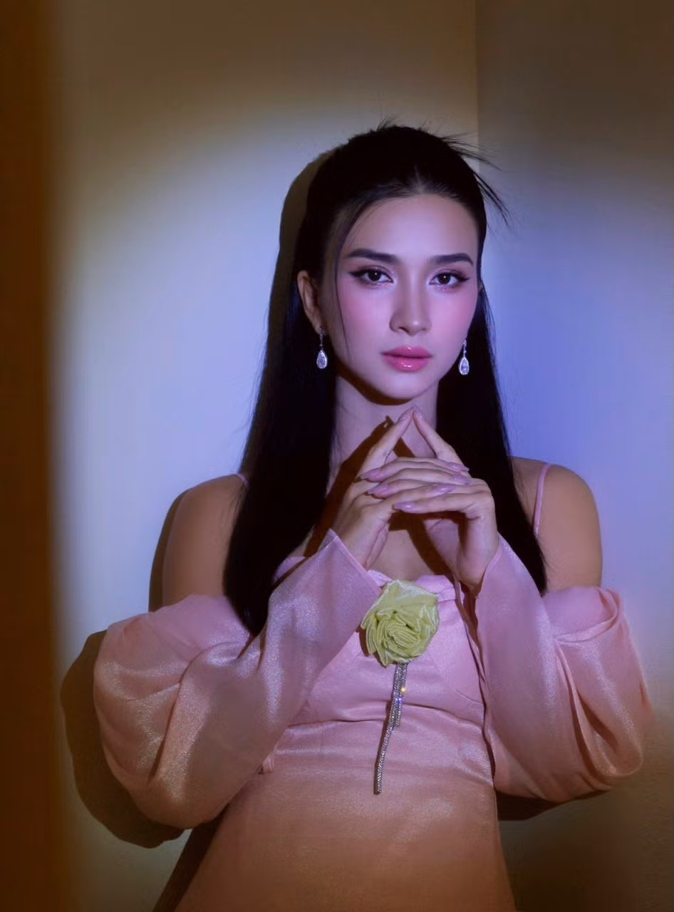 NSƯT Kim Tuyến mượn ánh sáng và bóng tối để thổ lộ tâm tư: "Ánh sáng không xua hết bóng tối, nhưng khiến ta đủ can đảm để đi qua nó". Ảnh: FB Kim Tuyen