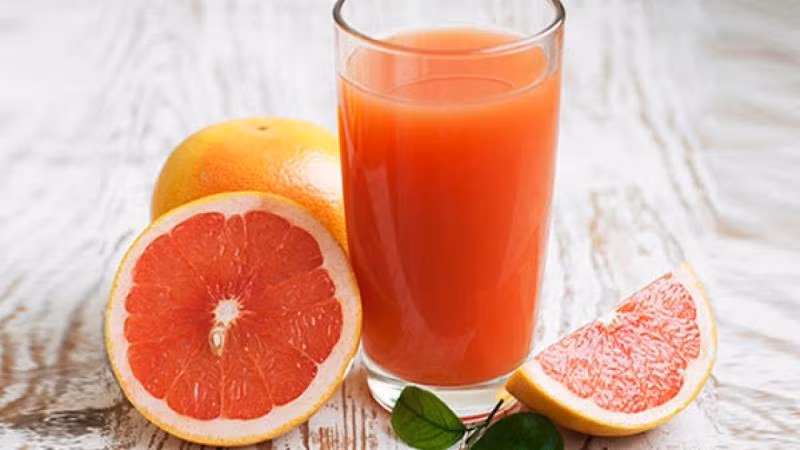 Nếu muốn thay đổi khẩu vị bằng một thức uống có vị trái cây, nước ép bưởi là lựa chọn đáng cân nhắc. Bưởi chứa nhiều nước và vitamin C, đồng thời có vị chua ngọt tự nhiên. Khi uống nguyên chất và không thêm đường, nước ép bưởi có thể giúp thực đơn đồ uống trở nên đa dạng hơn mà vẫn dễ kiểm soát calo. Ảnh: Bách hoá Xanh