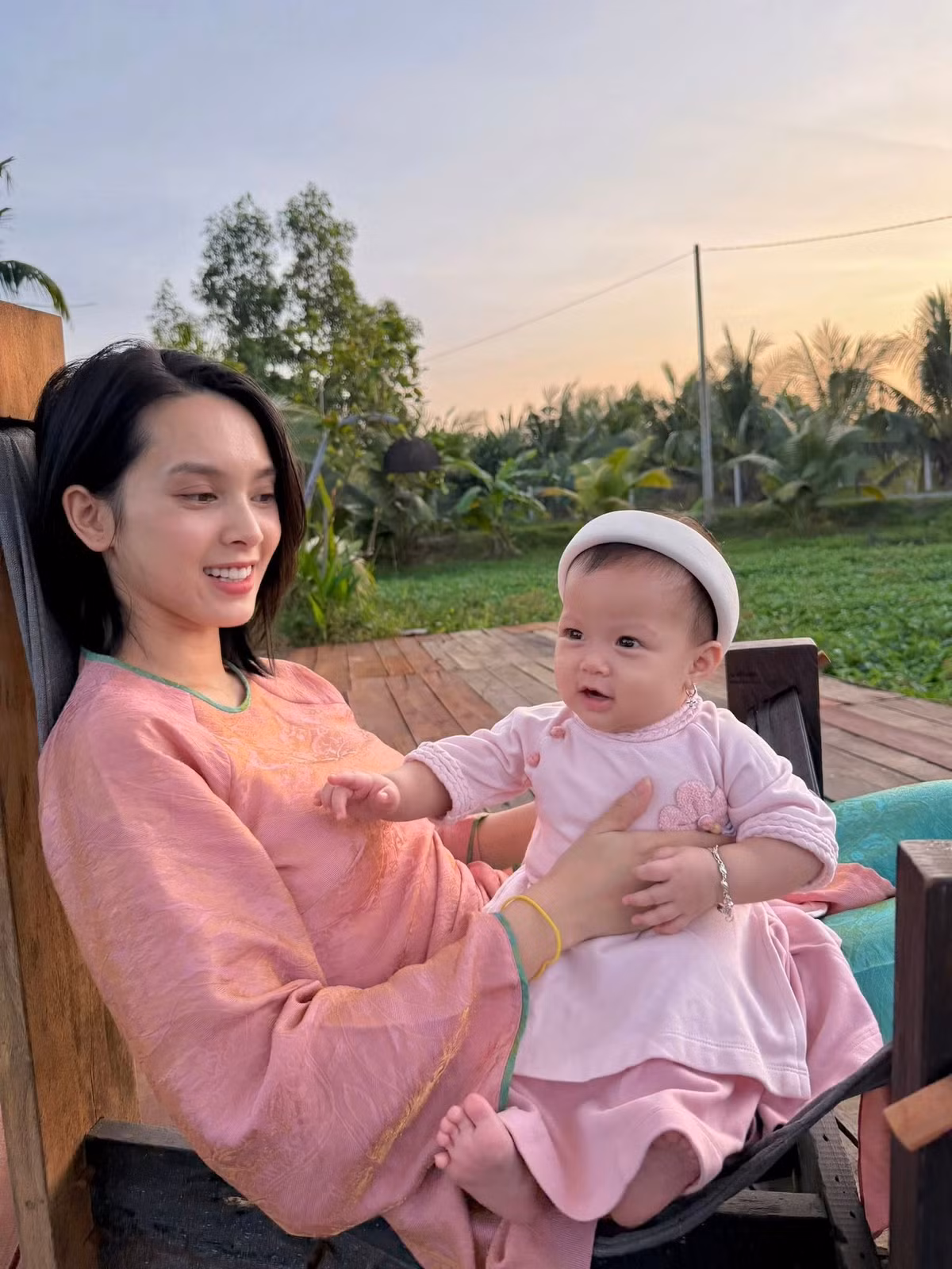 Sau thời gian hẹn hò, cặp đôi đã tổ chức lễ ăn hỏi ấm cúng tại quê nhà Phú Thọ của cô dâu vào tháng 3/2025. Cặp đôi đón bé gái tên Nala sau đó không lâu.