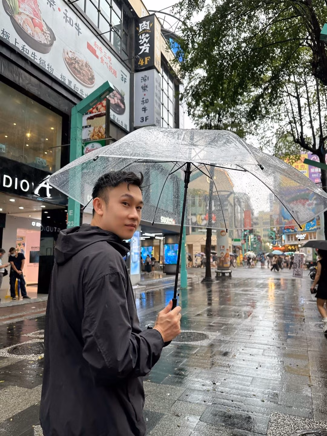 Dương Triệu Vũ dạo chơi Đài Loan trong một ngày mưa. Ảnh: FB Dương Triệu Vũ
