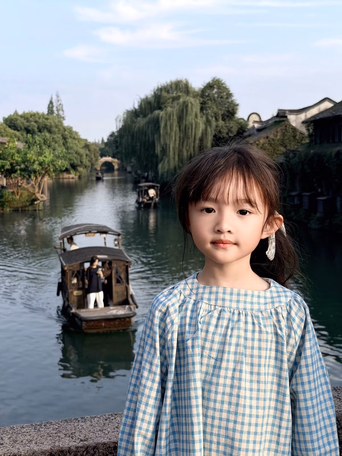 Nhân dịp sinh nhật lần thứ 38, Đông Nhi có chuyến du lịch đáng nhớ bên ông xã Ông Cao Thắng và hai con gái. Nữ ca sĩ chia sẻ nhiều khoảnh khắc hạnh phúc của gia đình tại Thượng Hải và Hàng Châu, Trung Quốc. Không cần những bữa tiệc cầu kỳ, chuyến đi cùng những người thân yêu đã trở thành món quà ý nghĩa đối với giọng ca Bad boy. Ảnh: FB Winnie Hannie