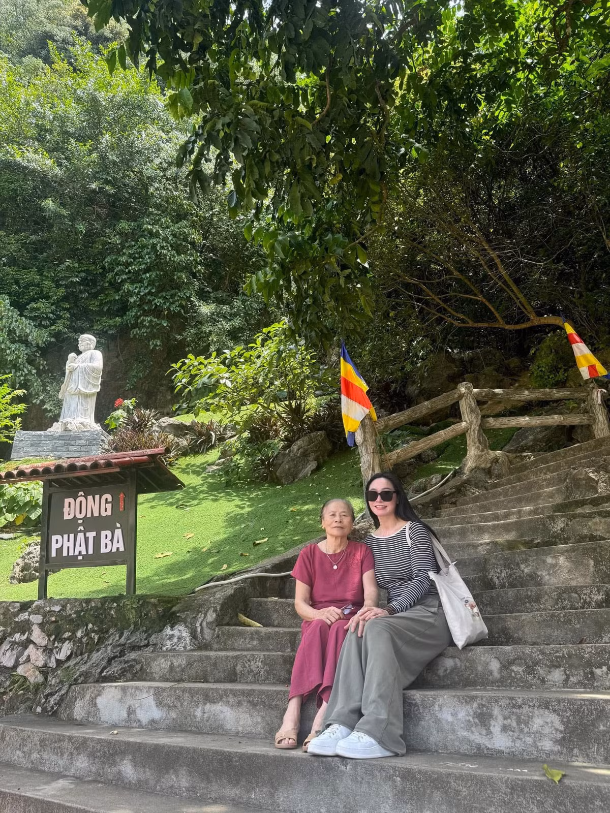 Quách Thu Phương đi chùa cùng người thân dịp cuối tuần. Ảnh: FB Quách Thu Phương