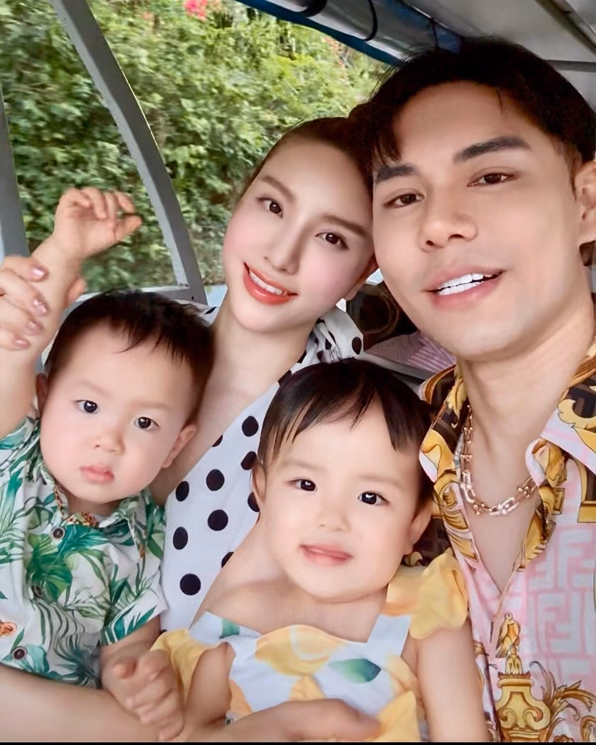 Dù đã là mẹ hai con, nữ ca sĩ vẫn duy trì được vóc dáng gợi cảm, thần thái cuốn hút và gu thời trang đẳng cấp. Ảnh: FB Hạnh Sino