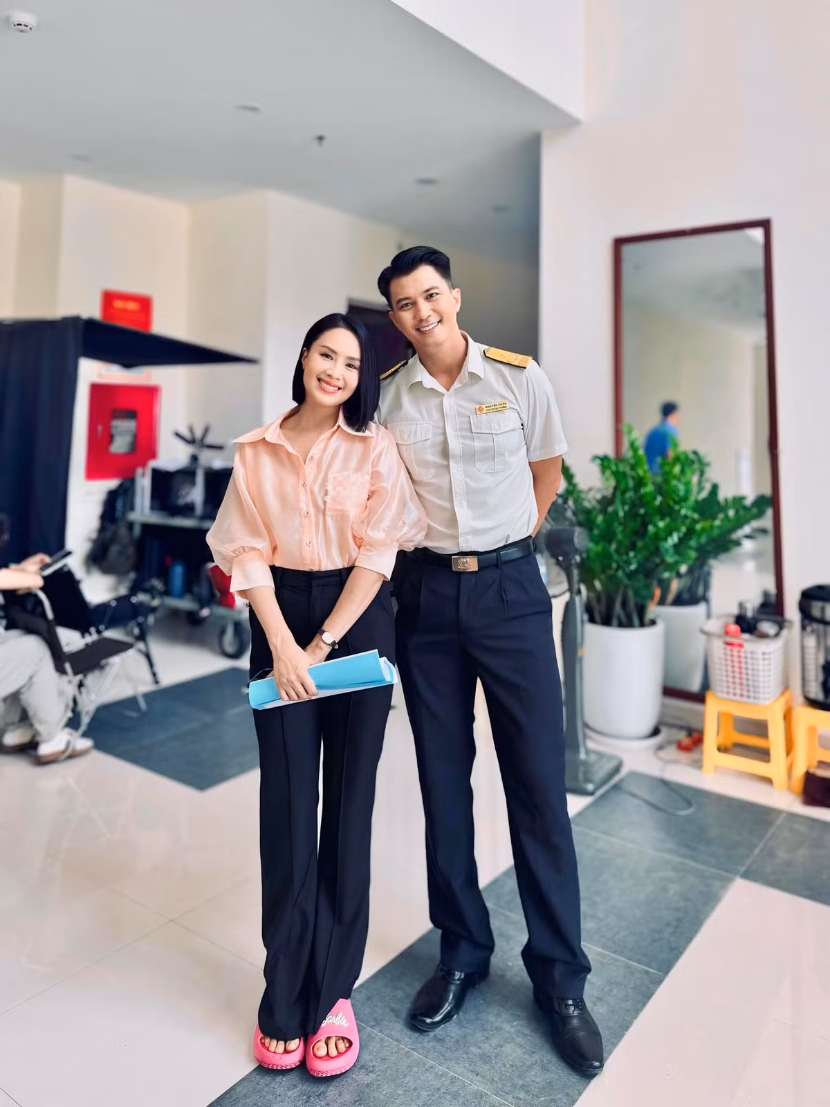 Trong phim, Hà Việt Dũng đảm nhận vai Chấn – Phó Chi cục trưởng ngành thuế, đồng thời là chồng của Hằng Thu do Hồng Diễm thủ vai.