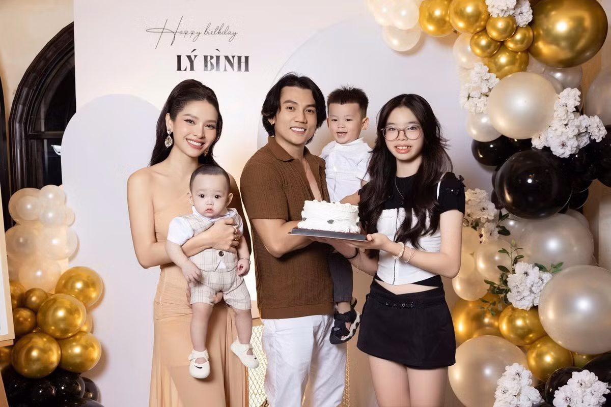 Mia (tên thật thường được gọi là Nam Phương) là con gái riêng của Phương Trinh Jolie. Trước đây, nữ ca sĩ từng giữ kín thông tin về con gái suốt nhiều năm để bảo vệ bé khỏi sự chú ý của công chúng.