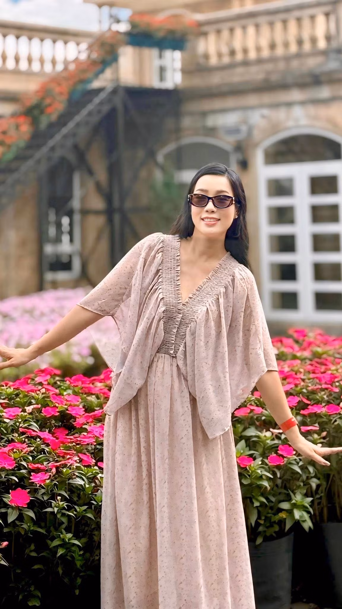 NSND Trịnh Kim Chi tự thưởng chuyến du lịch Đà Nẵng cùng gia đình sau khi tốt nghiệp thạc sĩ. Ảnh: FB Trịnh Kim Chi