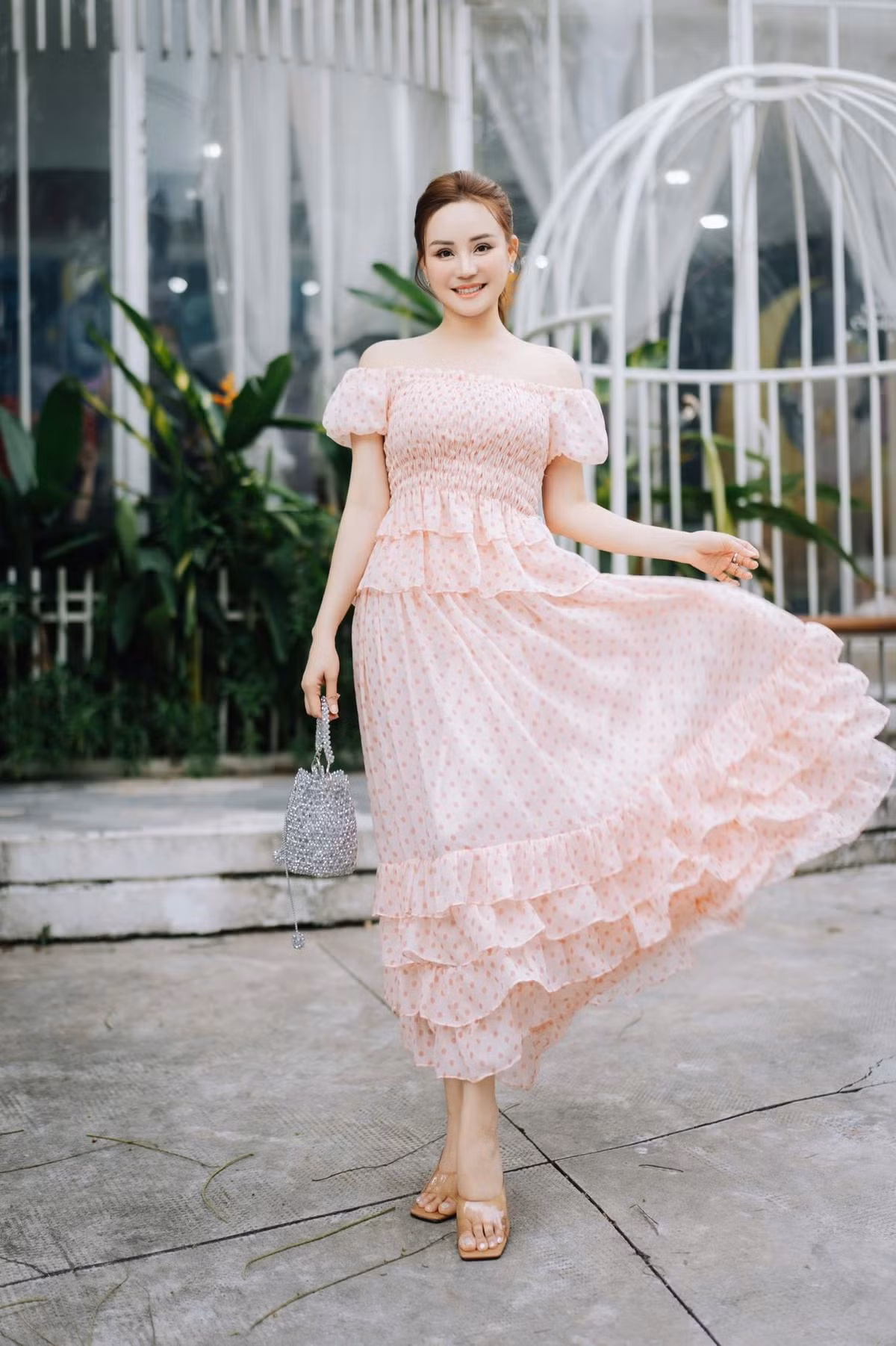 Vy Oanh dịu dàng với váy dài thướt tha. Ảnh: FB Nguyễn Vy Oanh