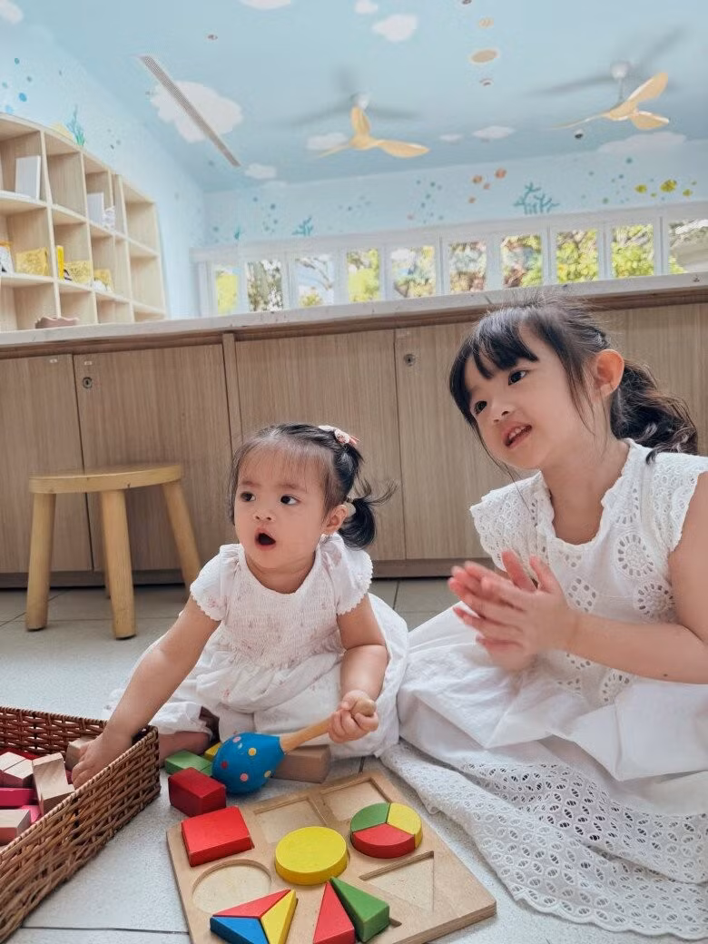 Chính sự đồng hành và yêu thương này giúp Winnie và Hannie lớn lên trong môi trường ấm áp, tràn đầy sự quan tâm từ bố mẹ.