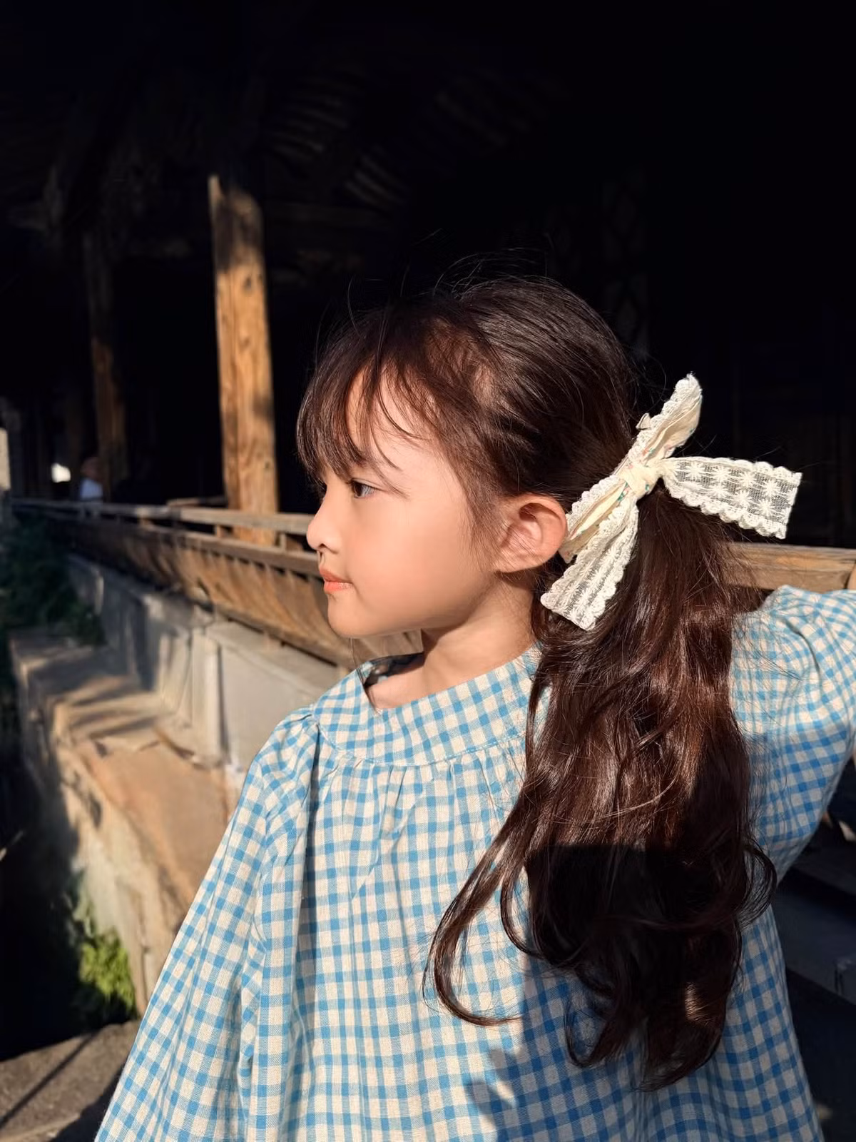 Là người mẹ yêu thích cái đẹp, Đông Nhi thường dành sự quan tâm cho diện mạo của con gái. Winnie xuất hiện trong nhiều bộ trang phục được phối hợp chỉn chu, với những món đồ mang phong cách thời trang trẻ em hiện đại. Một số thiết kế đến từ các thương hiệu có tiếng cũng góp phần tạo nên vẻ ngoài nổi bật cho nhóc tỳ. Ảnh: FB Winnie Hannie