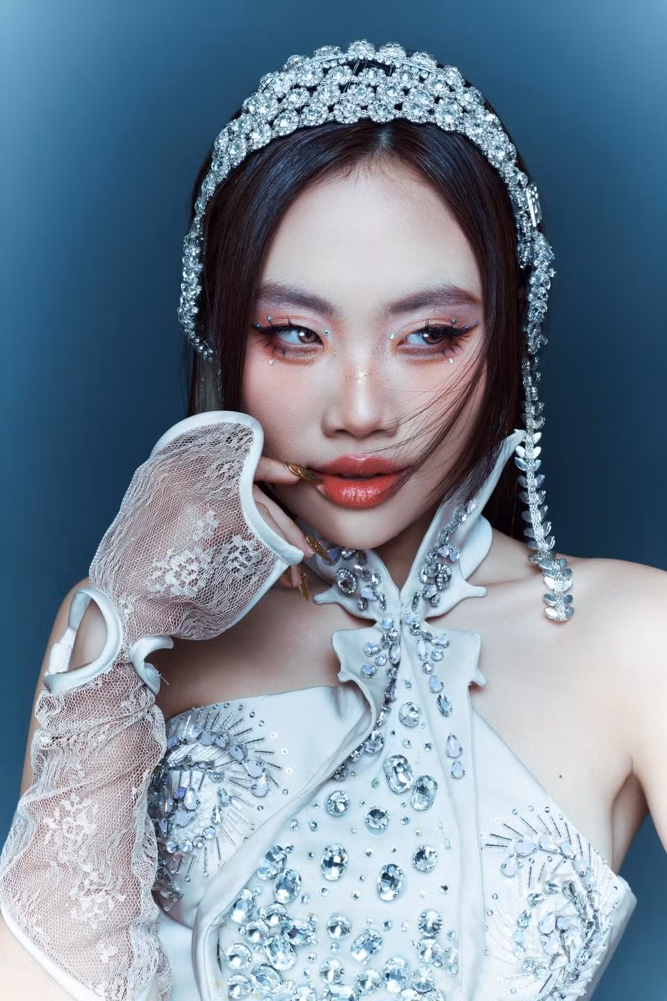 Nữ ca sĩ sinh năm 2003 giờ đây sở hữu làn da trắng sáng, gương mặt thon gọn, các đường nét trở nên hài hòa và cuốn hút hơn. Ảnh: FB Phương Mỹ Chi