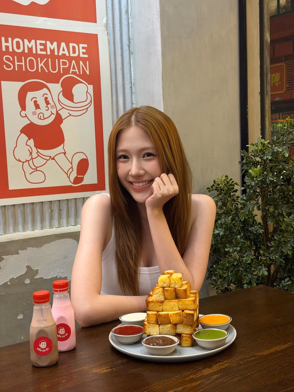 Đáng chú ý, không chỉ body thay đổi mà gương mặt của cô cũng được nhận xét thon gọn đáng kể.