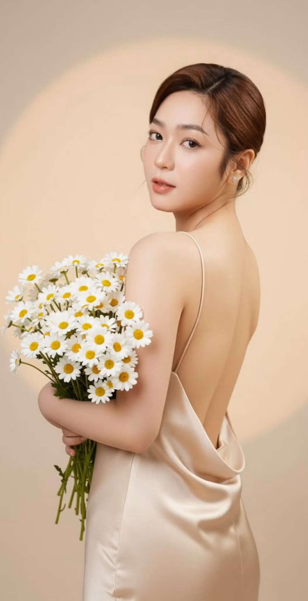 Hà Thanh Xuân diện đầm hở lưng. Ảnh: FB Hà Thanh Xuân