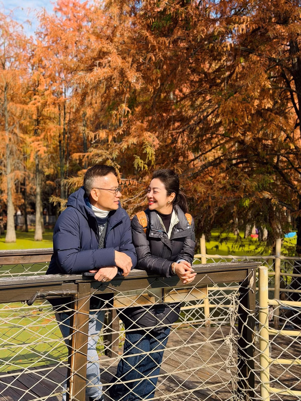 Trong loạt ảnh được chia sẻ, Jennifer Phạm khoe vẻ đẹp rạng rỡ ở tuổi 40, gương mặt tràn đầy hạnh phúc khi đứng cạnh ông xã doanh nhân.