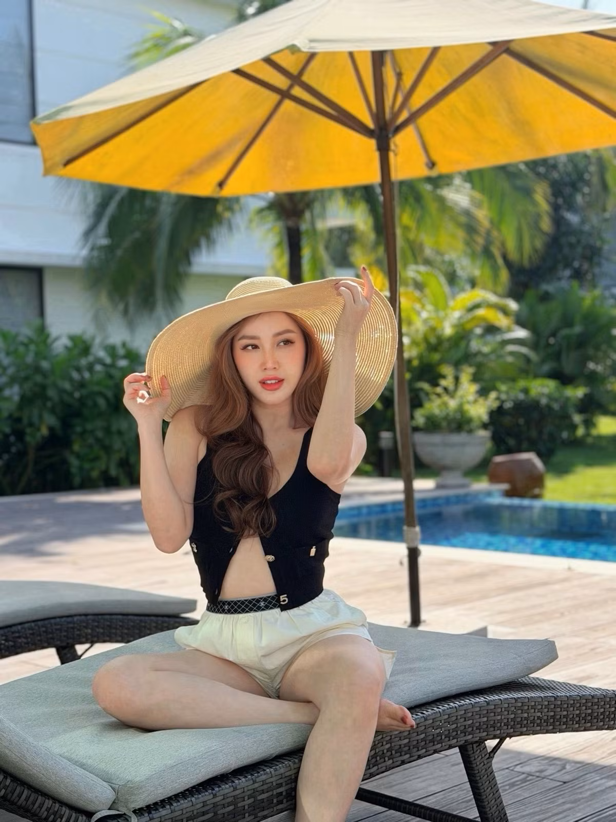 Không ngại thử sức với những thiết kế gợi cảm, táo bạo, Bảo Thy khéo léo khoe trọn đường cong cơ thể.