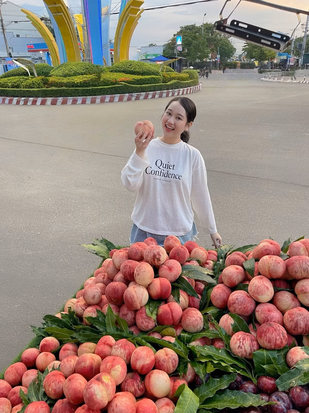 Trúc Anh từng được đông đảo khán giả biết đến qua vai Hà Lan trong bộ phim điện ảnh Mắt biếc. Sau thành công của tác phẩm, nữ diễn viên có giai đoạn hạn chế xuất hiện trước công chúng. Những vấn đề sức khỏe cùng áp lực liên quan đến ngoại hình khiến hành trình tiếp theo của cô nhận được nhiều sự quan tâm. Ảnh: FB Trúc Anh