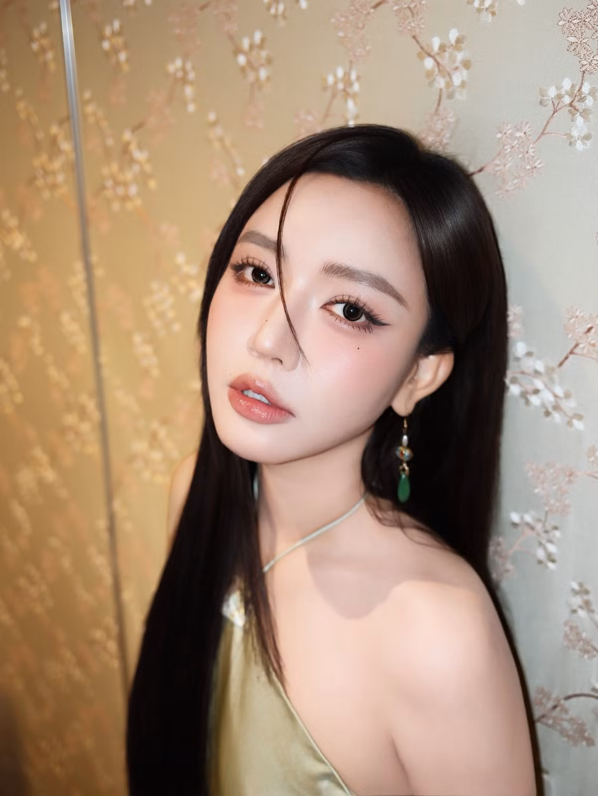 Sau khi công khai chuyện phẫu thuật thẩm mỹ, diện mạo của Bích Phương ngày càng thay đổi rõ rệt. Bên cạnh việc chỉnh sửa một số đường nét trên gương mặt, cô còn tích cực giảm cân và thay đổi phong cách thời trang.