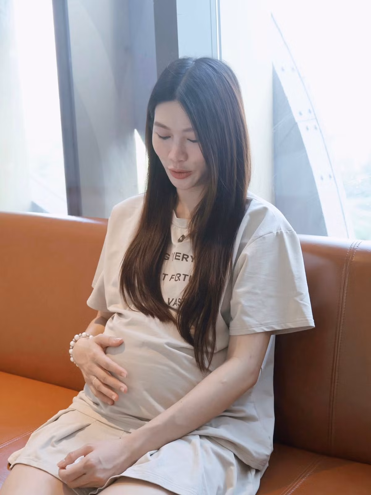 Cô tự tin diện những thiết kế lộng lẫy, ôm sát cơ thể, khéo léo tôn vinh đường cong thiêng liêng của người phụ nữ.