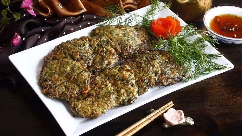 Cuối thu, đầu đông là thời điểm thích hợp để thưởng thức chả rươi – món đặc sản đặc trưng của Hà Nội. Rươi tươi được kết hợp cùng thịt băm, trứng gà và đặc biệt là vỏ quýt để tạo nên hương thơm rất riêng. Miếng chả vàng ruộm, mềm béo bên trong, thơm nức khi vừa rán xong, là món ăn khiến nhiều thực khách mong chờ mỗi khi mùa rươi trở lại. Ảnh: Bách hoá XANH