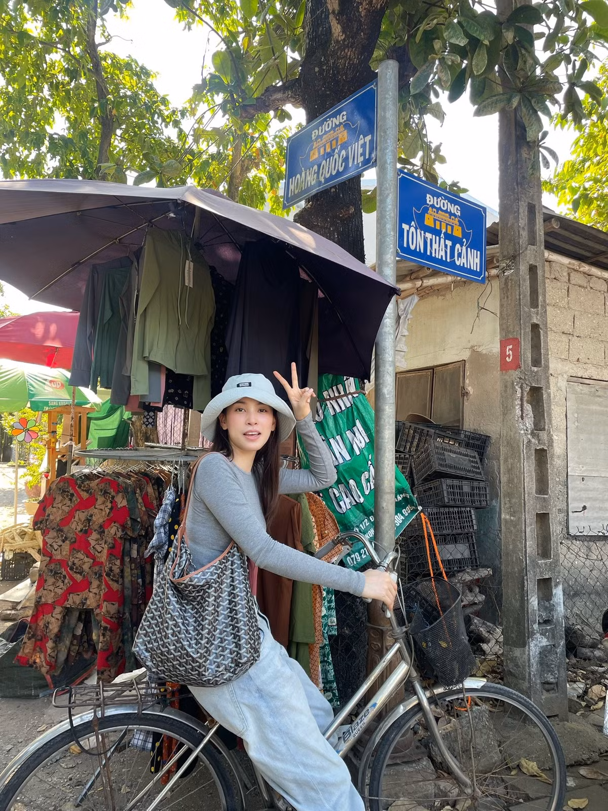 Tiểu Vy dạo chơi ở Huế. Ảnh: FB Trần Tiểu Vy