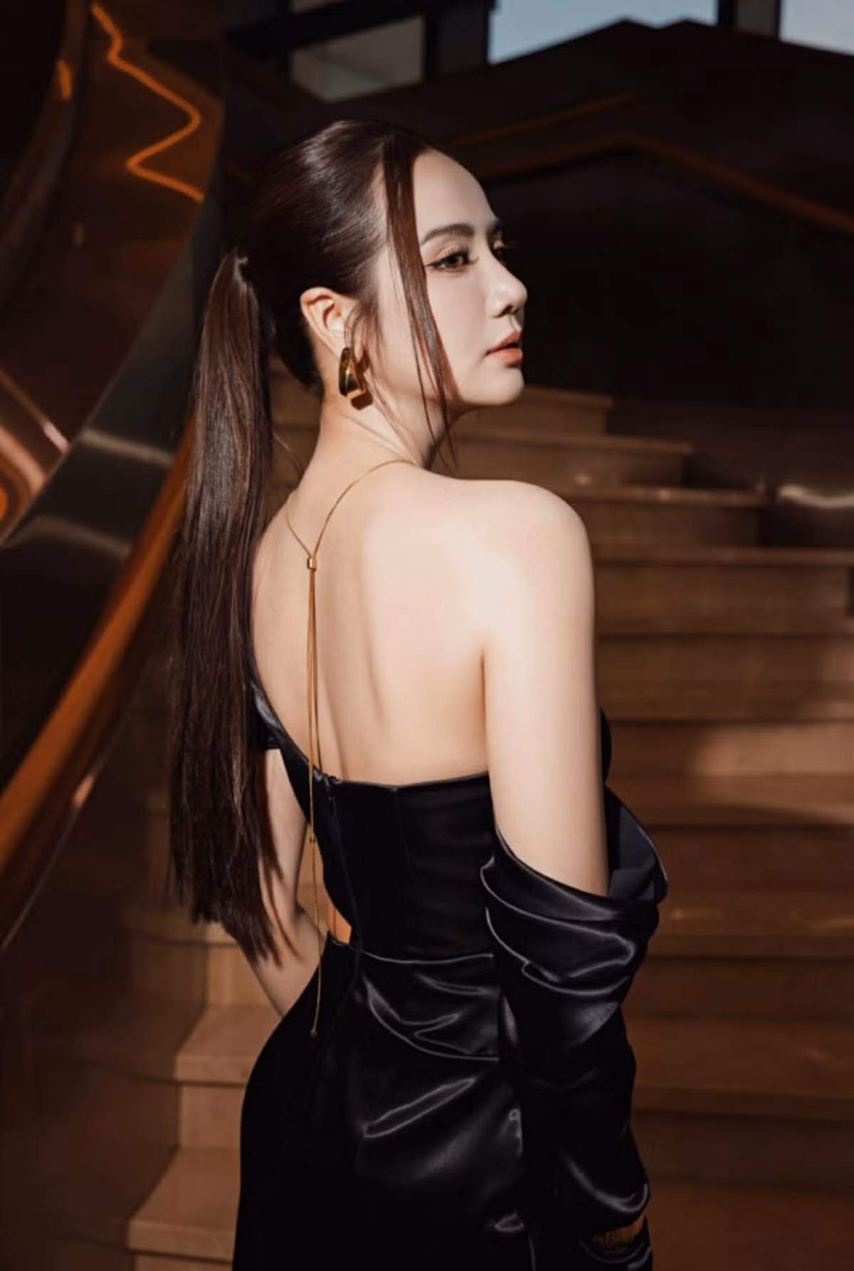 Nhưng ở đời thực, nữ diễn viên lại làm dư luận “bùng nổ” khi liên tiếp chia sẻ những khoảnh khắc khoe sắc trong các thiết kế gợi cảm, tôn lên đường cong mềm mại cùng thần thái quyến rũ.
