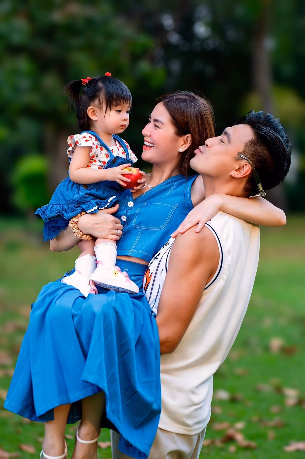 Gia đình Kha Ly chụp bộ ảnh đáng yêu trong chuyến picnic. Ảnh: FB Lại Thị Kha Ly