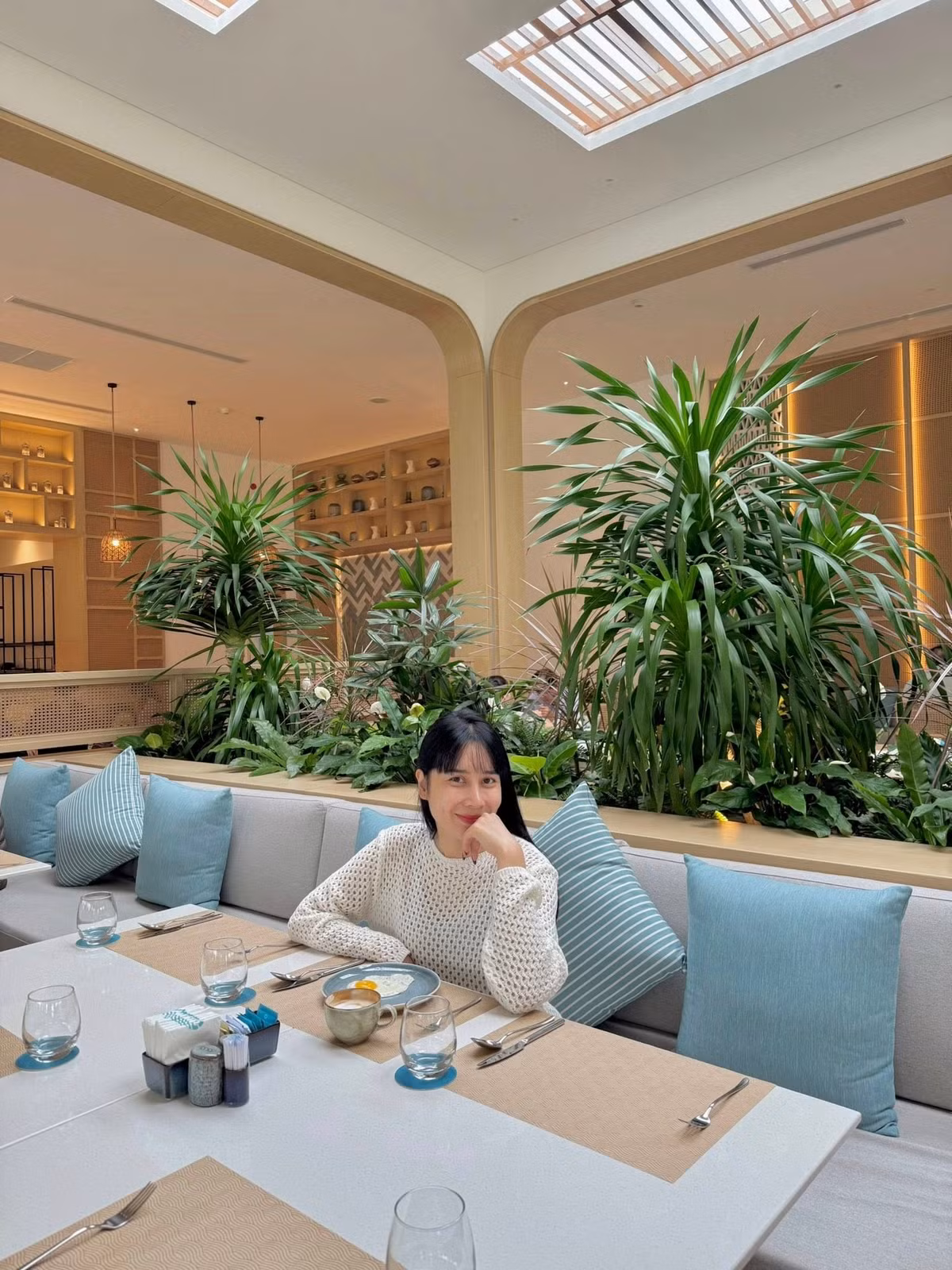 Nữ ca sĩ vẫn chăm chỉ cập nhật trang cá nhân nhưng chỉ đăng ảnh đi diễn hoặc những khoảnh khắc đời thường bên 2 con, tuyệt nhiên không còn hình ảnh nào cùng chồng cũ.