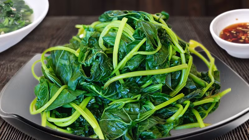 Rau lang cung cấp nhiều dưỡng chất như vitamin C, vitamin nhóm B gồm B1, B2, B6, vitamin PP cùng các khoáng chất như sắt, magie, phốt pho, kali và canxi. Bên cạnh đó, rau còn có đạm thực vật và nhiều hợp chất dinh dưỡng khác. Việc bổ sung rau lang vào chế độ ăn góp phần làm phong phú nguồn vitamin, khoáng chất từ thực phẩm tự nhiên. Ảnh: Bách hoá XANH