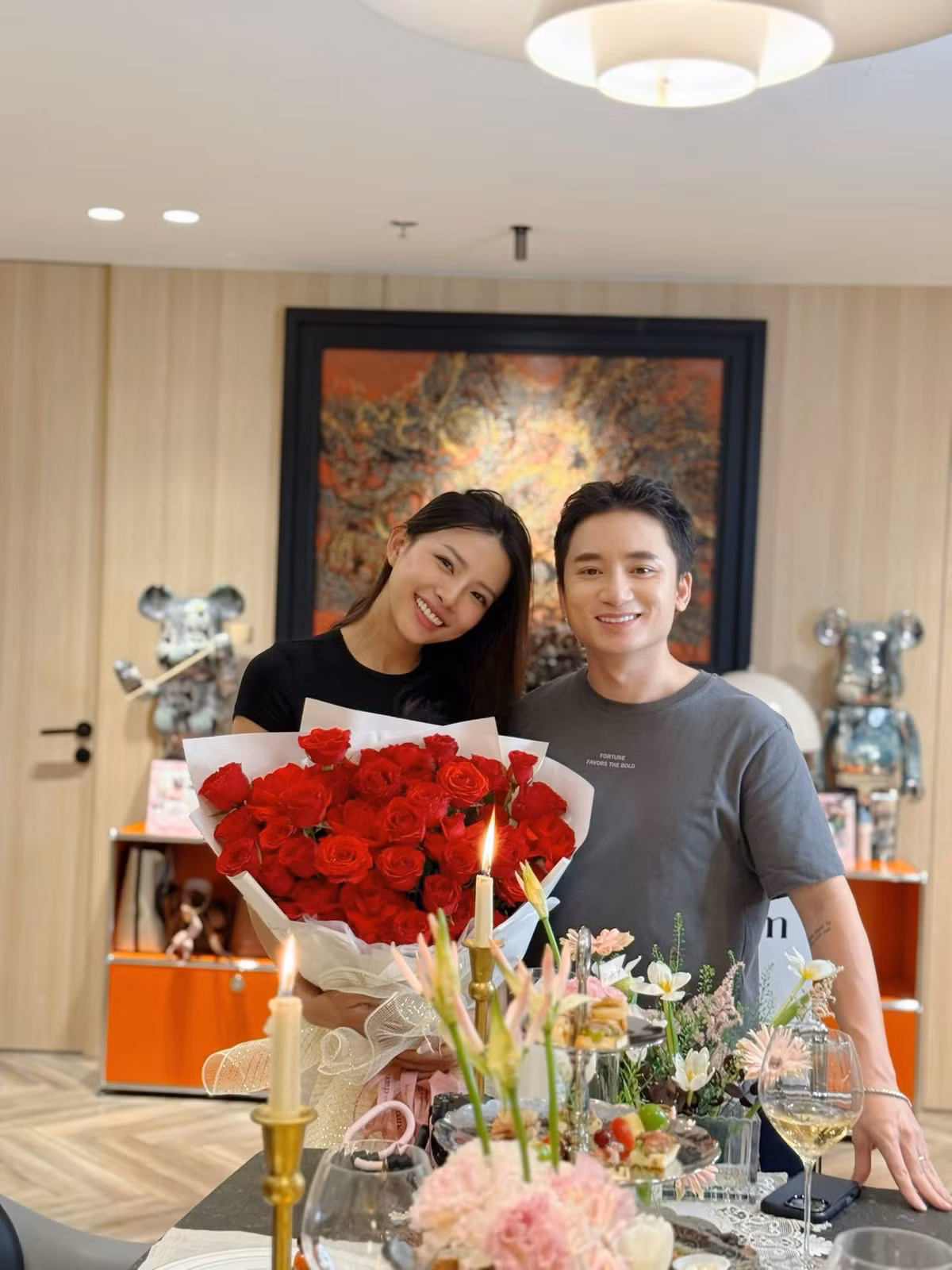 Bà xã Phan Mạnh Quỳnh hạnh phúc khi được chồng và bạn bè tổ chức tiệc lãng mạn mừng sinh nhật. Ảnh: FB Huỳnh Khánh Vy