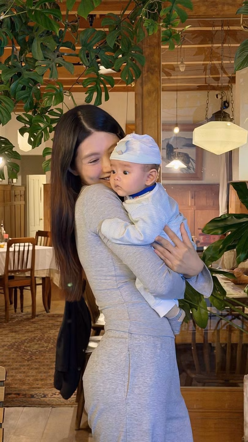 Màn tái xuất với sắc vóc ấn tượng của người đẹp gốc Lâm Đồng nhận được nhiều lời khen từ công chúng. Không ít người bày tỏ sự ngưỡng mộ cô nàng trước khả năng chăm sóc bản thân và duy trì phong độ sau hành trình làm mẹ. Ảnh: FB Chế Nguyễn Quỳnh Châu