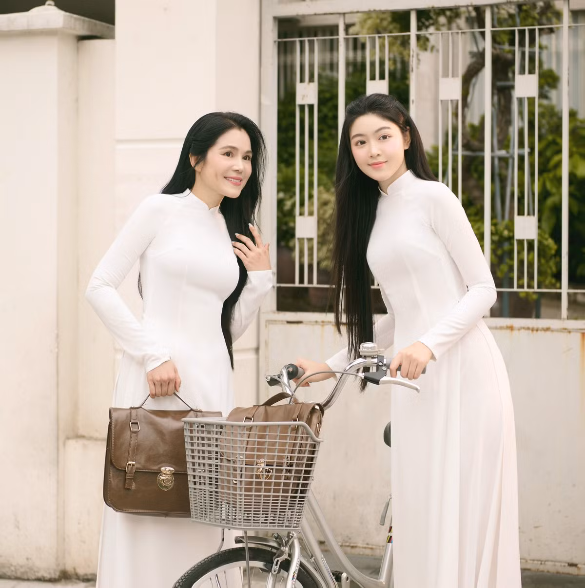 Lọ Lem và mẹ cùng mặc áo dài trắng chụp ảnh. Ảnh: FB Mai Thảo Linh