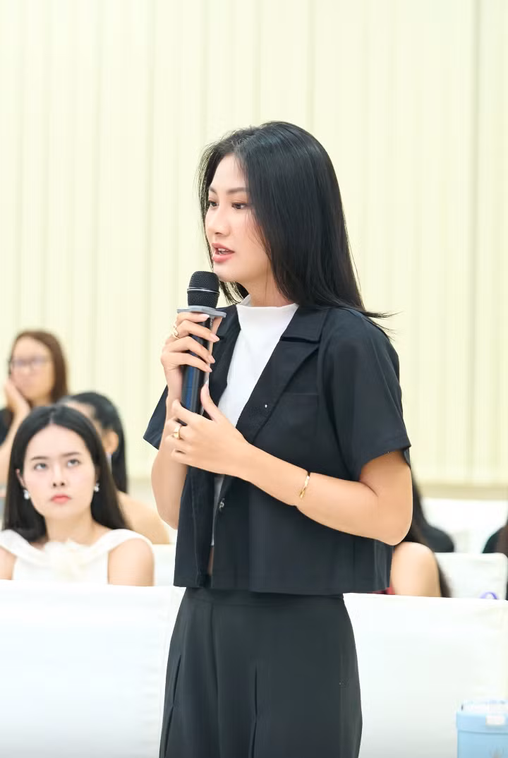 Dù chỉ diện trang phục đơn giản, tân Hoa hậu vẫn thu hút ánh nhìn bởi làn da mịn màng, nụ cười tươi tắn và vóc dáng cân đối.