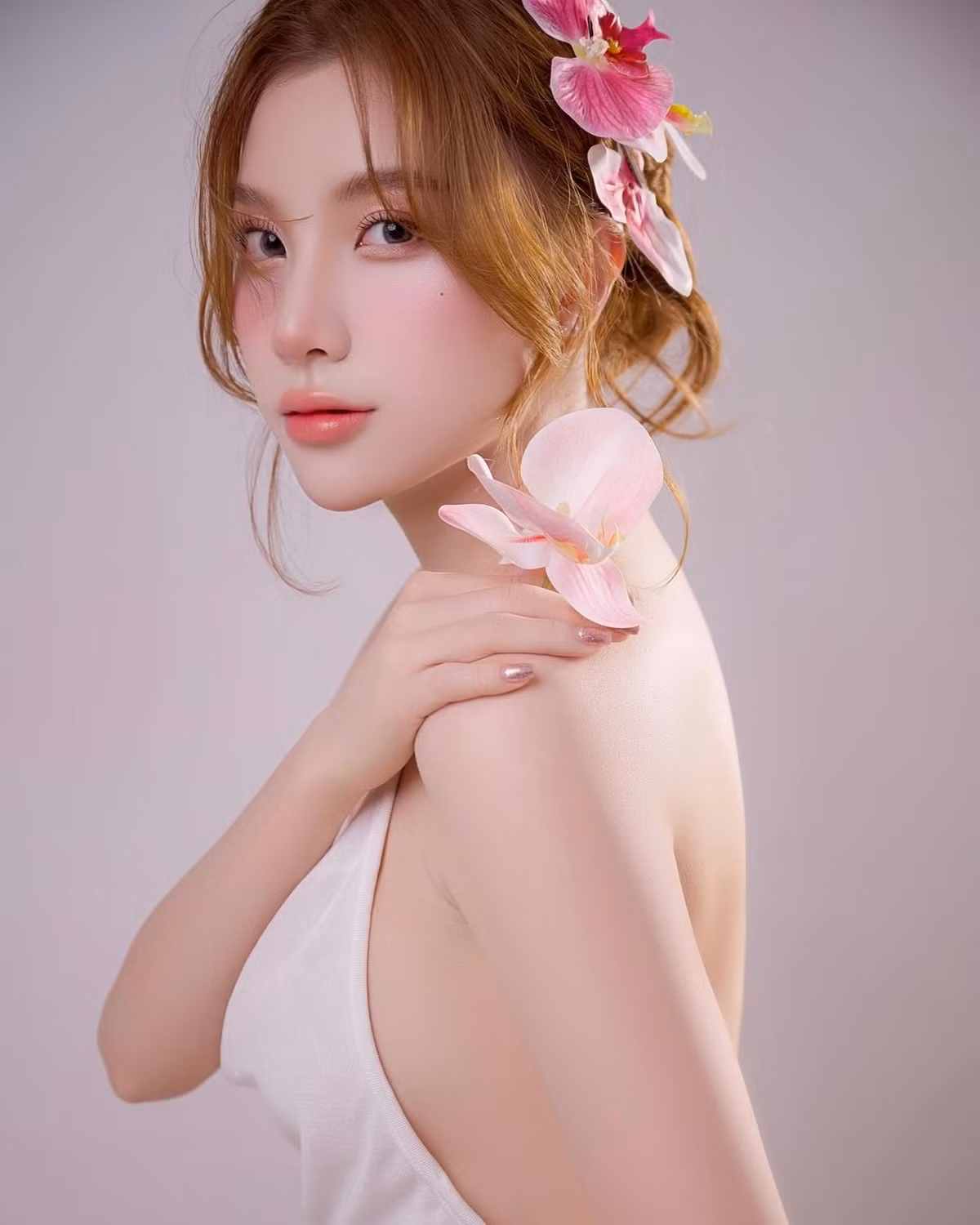Đặc biệt, những thiết kế váy xẻ sâu luôn là lựa chọn yêu thích của Hạnh Sino. Ảnh: FB Hạnh Sino